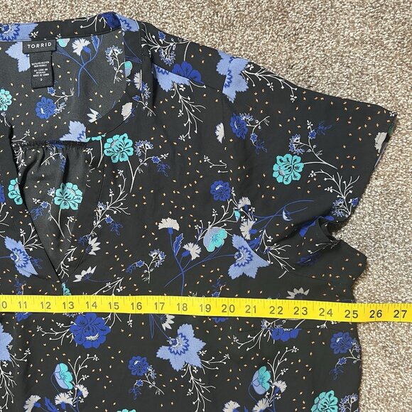 Torrid 2 Blouse Women's Floral Short Sleeve V-Neck Plus Size 2X Black Blue - Picture 5 of 7